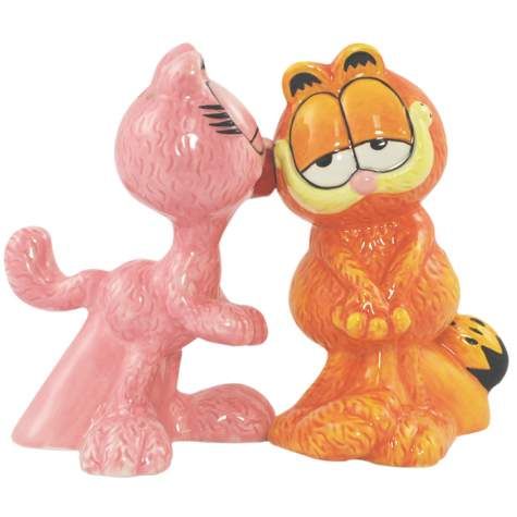 15296   Arlene Kissing GARFIELD Salt & Pepper Shakers  