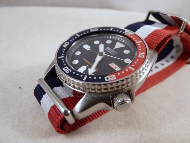 Seiko Automatic SKX015 Scuba Divers Pepsi Bezel Black Dial Day Date 